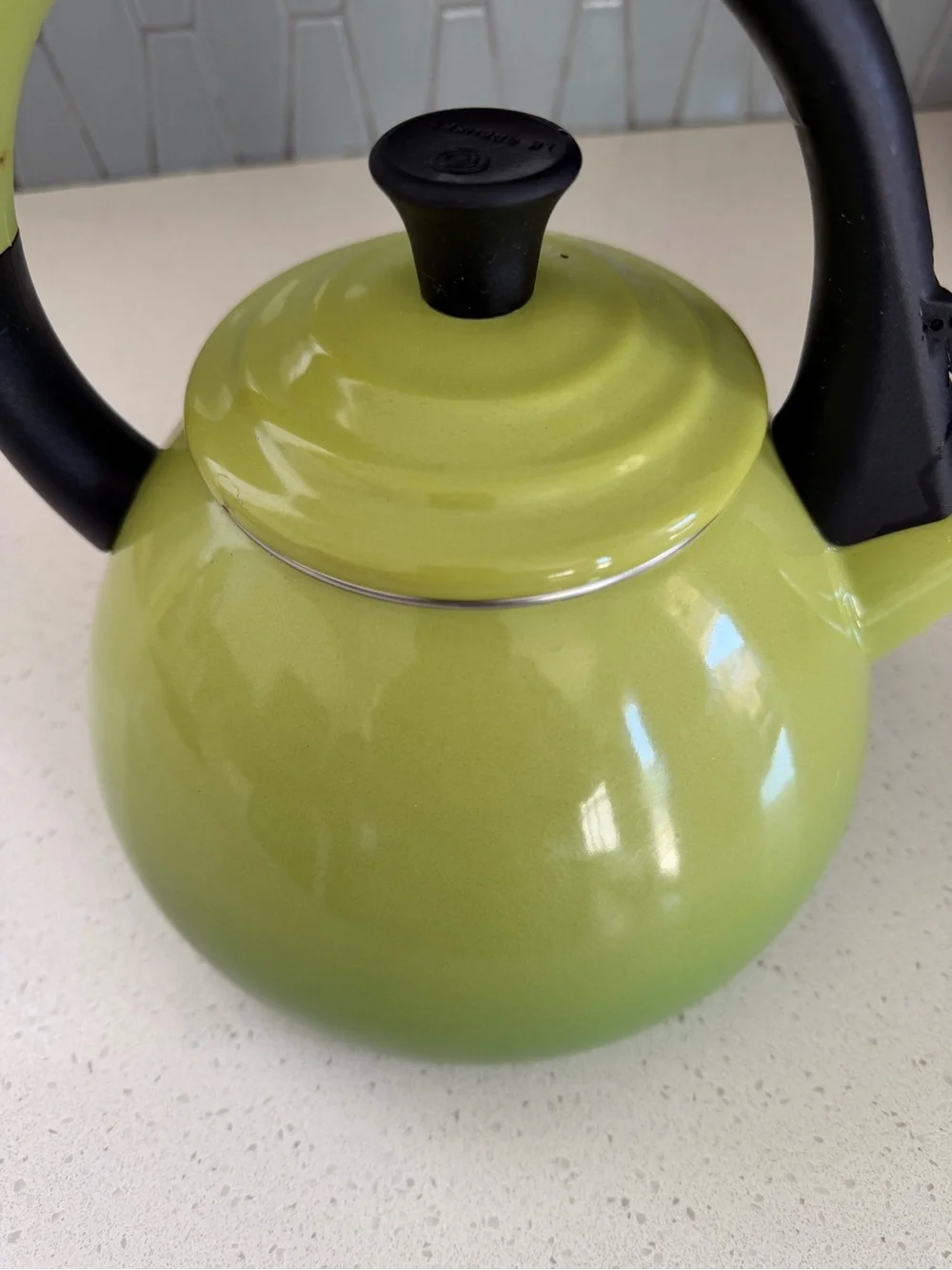 Le Creuset 1.5L (1.6 Qt.) Whistling Tea Kettle – Kiwi Green Kitchen
